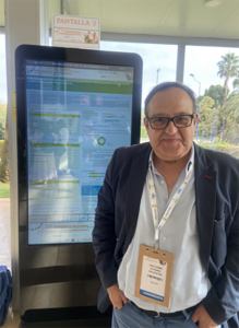 Figura 1. El autor del artículo con el póster del estudio